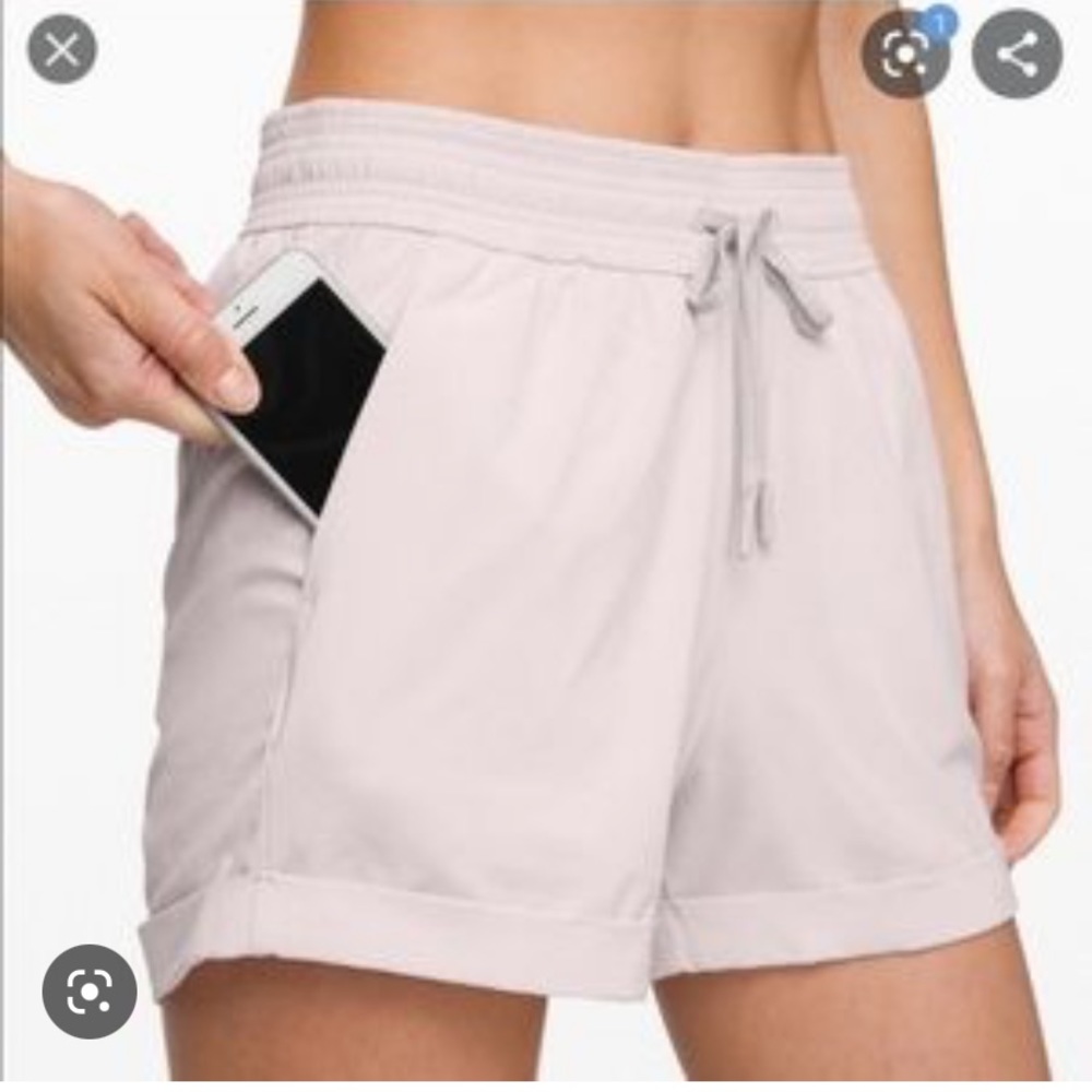 Lululemon Spring Break Away MR cuffed shorts 3" Size 2